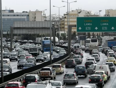 Μποτιλιάρισμα στον Κηφισό λόγω τροχαίου - Ανατράπηκε ταξί στο ρεύμα της καθόδου